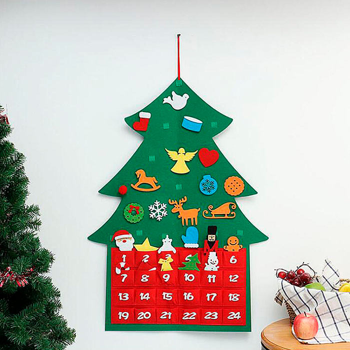 A karácsonyfa adventi naptárral 24 díszt rejt, amit a gyermek felhelyezhet a fára december 1-jétől karácsonyig!