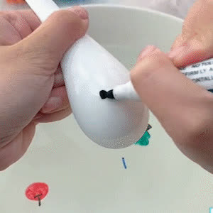 FloatPens, mágikus markerek, amelyekkel aranyos képek rajzolhatóak a vízen lebegve - video