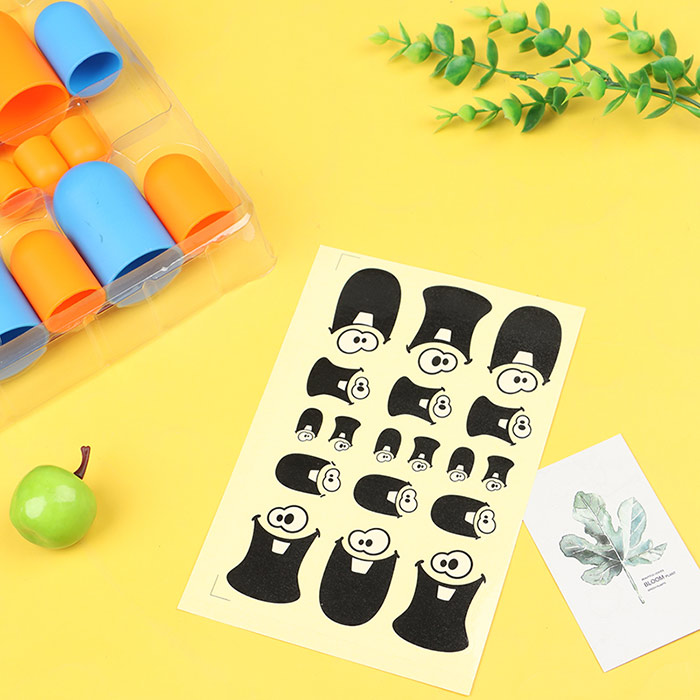 A 3 az egyben játék 18 darabot tartalmaz - minden játékos 9 darabot kap 3 különböző méretben, és a nagyobb darabok át tudják fedni az ellenfél darabjait!