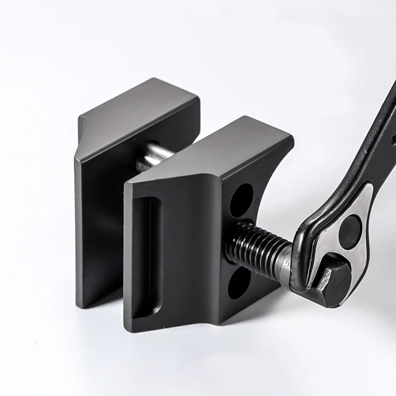 A clever design allows for quick and efficient spring separation and installation.