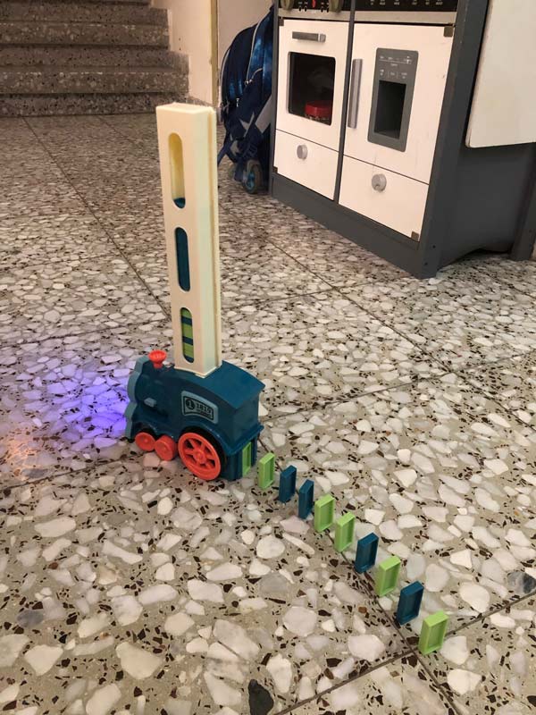 TrainDomino, egy vonat, amely dominódarabokat rendez - Image 3