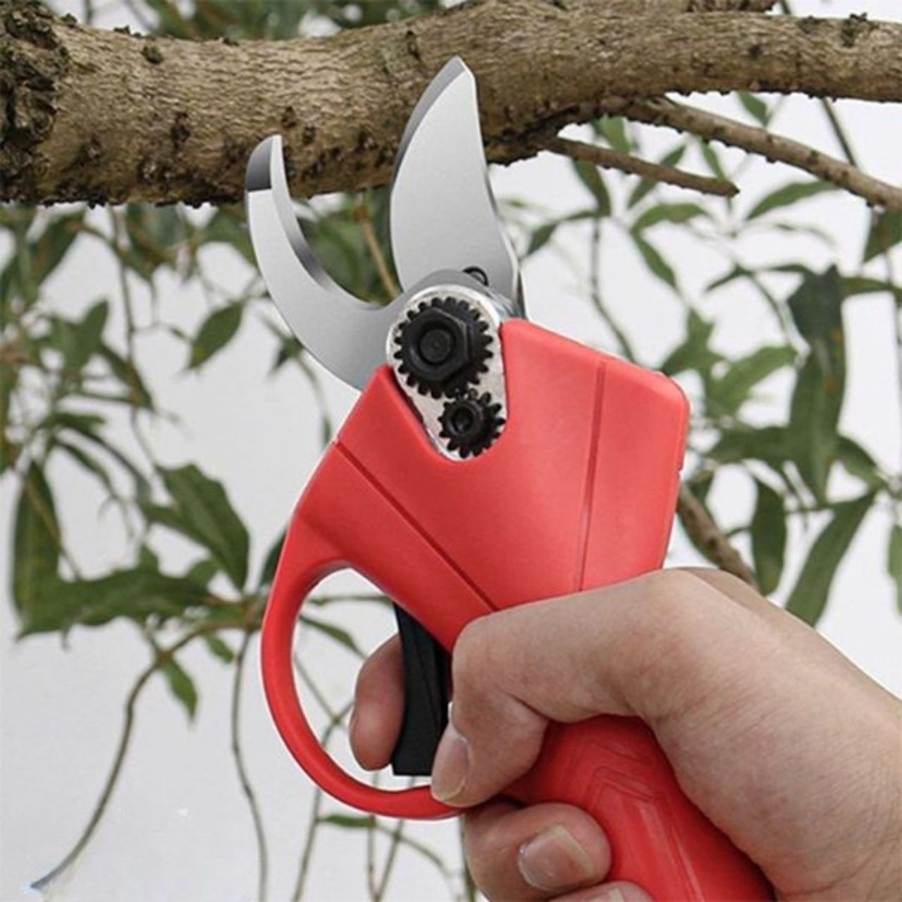A clever ergonomikus kialakítás rendkívül kényelmessé teszi az olló használatát, bármilyen hosszúságú munka esetén.